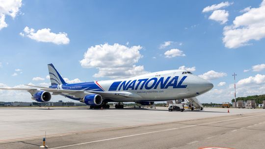 Potężny gracz światowego cargo na Podkarpaciu. Boeing 747 National Airlines wylądował w Jasionce [ZDJĘCIA]