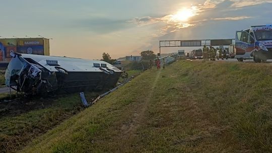 Poważny wypadek autokaru z Rzeszowa na autostradzie A4. 8 osób rannych!