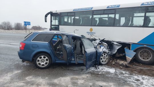 Poważny wypadek na DK 94 w Woliczce. Zderzenie autobusu MKS z samochodem [WIDEO]