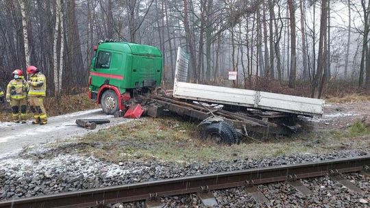 Poważny wypadek w Jadachach. Samochód wjechał pod pociąg