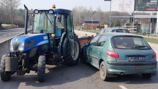 Poważny wypadek w Łańcucie. Traktor zderzył się z osobówką, ranna pasażerka w szpitalu.