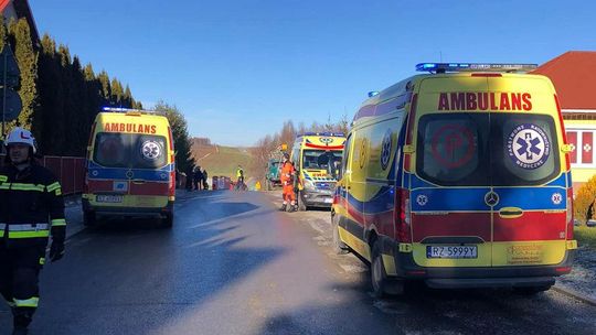 Poważny wypadek w Niechobrzu. Samochód potrącił kobietę