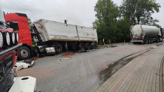 Poważny wypadek w Zarzeczu. Zderzenie dwóch ciężarówek