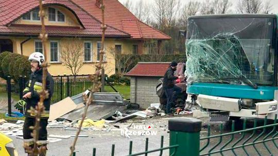 Poważny wypadek z udziałem autobusu MKS pod Rzeszowem [ZDJĘCIA]