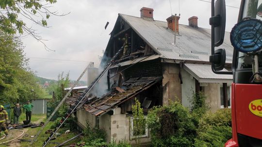 Pożar budynku mieszkalnego w Bliznem. Szybka akcja służb zapobiegła tragedii