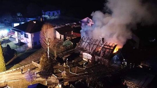 Pożar drewnianego domu. Budynek doszczętnie spłonął