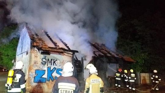 Pożar drewnianego domu w Sokołowie Młp. Budynek całkowicie spłonął