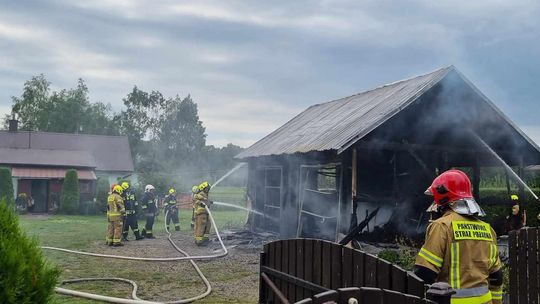 Pożar garażu. Poparzony właściciel budynku i spore straty [ZDJĘCIA]