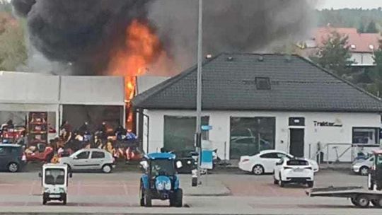 Pożar hali sprzedającej traktorki w Tajęcinie koło Jasionki [ZDJĘCIA, WIDEO]