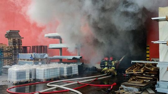 Pożar marketu budowlanego w Krośnie. Ponad 200 strażaków walczy z żywiołem. Na miejscu specjalny robot [ZDJĘCIA, WIDEO]