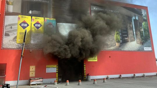Pożar marketu Merkury Market w Krośnie! Trwa akcja strażaków [ZDJĘCIA, WIDEO]