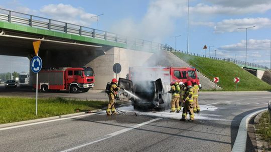 Pożar samochodu na zjeździe z S19 pod Rzeszowem [ZDJĘCIA]