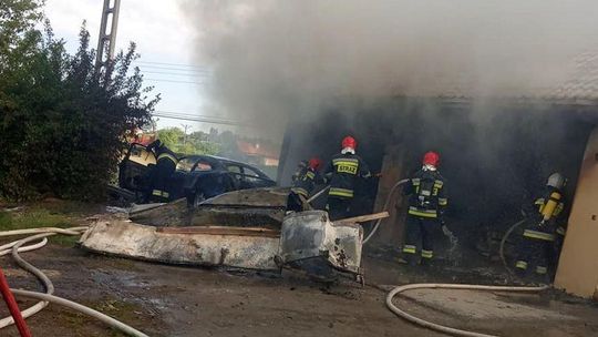 Pożar trzech samochodów w garażu w Rzeszowie