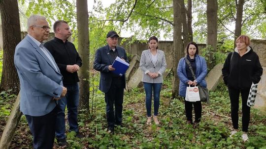 Pracownicy i studenci UR uporządkowali cmentarz żydowski w Korczynie