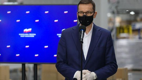 Premier Morawiecki straszy zamknięciem sklepów i galerii