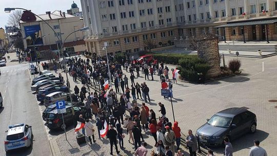 Protest antycovidowy w Rzeszowie. W tle kibice Resovii