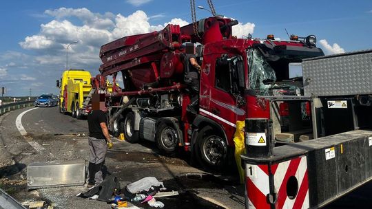 Przewrócona ciężarówka na A4 w Świlczy