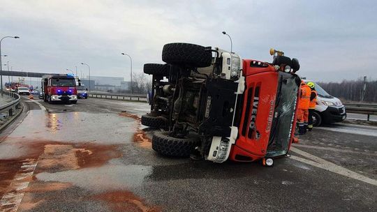 Pustynia. Przy wjeździe na autostradę A4 przewróciła się piaskarka