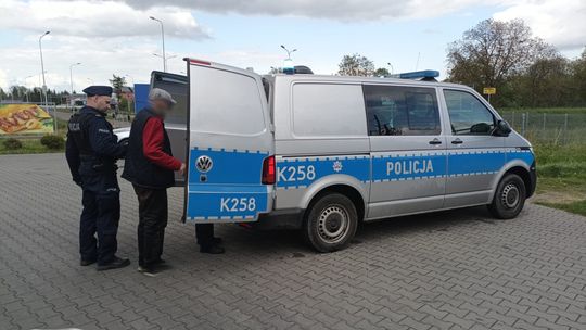 Rajd pijanego 68-tka: Uderzył w radiowóz, wjechał na chodnik... A to nie koniec!