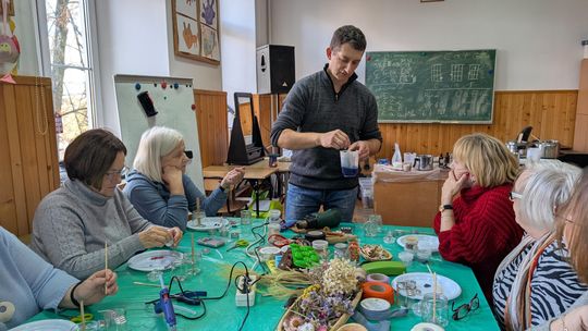 Relaks, pasja i natura. Seniorki z Miłocina tworzyły zapachowe świece i ozdoby