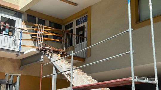 Remontują schody. A co z dostępnością biblioteki?