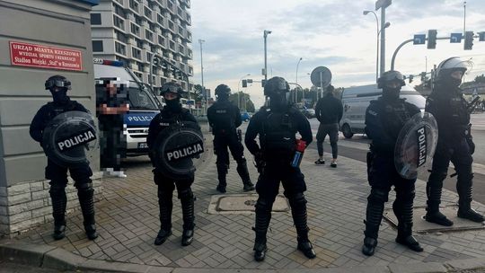 Resovia – Lech Poznań: Emocje na stadionie i niedozwolone wybryki. Policja ustala sprawców [ZDJĘCIA]