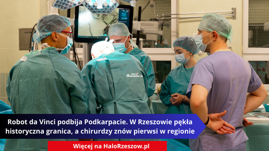 Zespół medyczny w zielonych i fioletowych strojach chirurgicznych, czapkach i maseczkach podczas operacji na sali operacyjnej.Na dole grafiki: "Robot da Vinci podbija Podkarpacie. W Rzeszowie pękła historyczna granica, a chirurdzy znów pierwsi w regionie. Więcej na HaloRzeszow.pl".