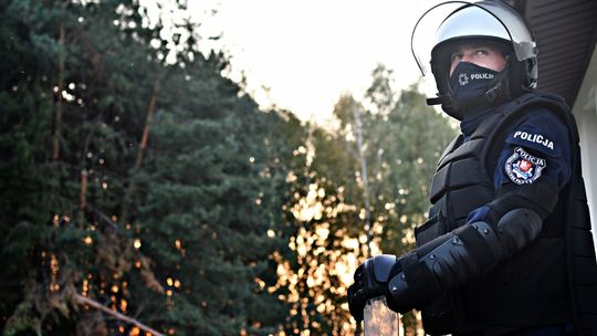 Rodząca kobieta utknęła w korku. Policjanci ruszyli z pomocą