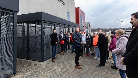 Rowerem do szkoły? Przy SP nr 18 postawiono nowe wiaty