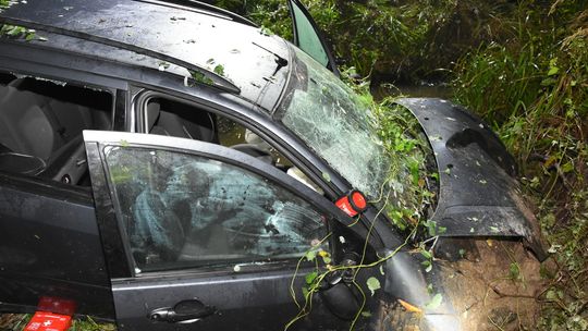 Rozbił samochód i uciekł. Policja zastała go pijanego w domu