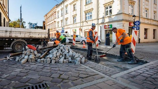 Rozpoczęło się układanie nowej kostki przy rzeszowskim ratuszu