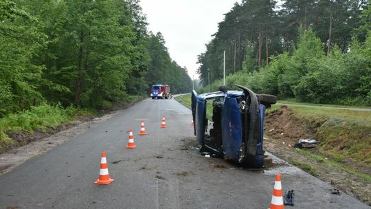 Roztrzaskane auto, 2 osoby ranne. Kierowca jechał pijany, a pasażer miał narkotyki