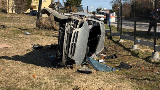 Rzeszów: pijany 47‑latek spowodował groźny wypadek. Uderzył w słup i zniszczył ogrodzenie