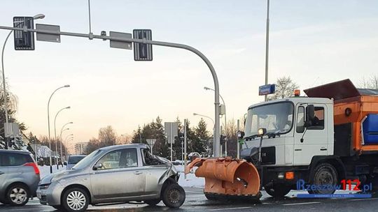 Rzeszów. Pługopiaskarka zmiażdżyła tył nissana micra