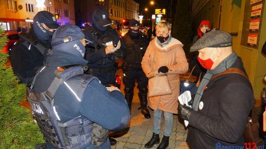 Rzeszów. Policja zatrzymuje protestującego aktywistę