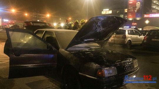 Rzeszów. Pożar samochodu pod supermarketem