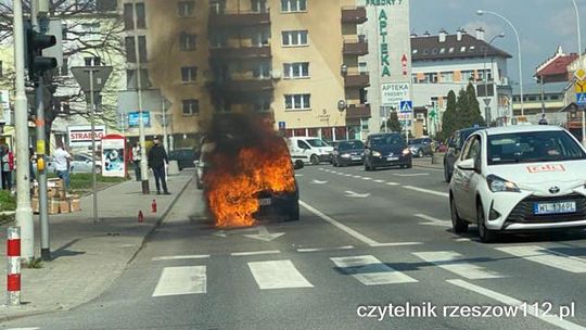 Rzeszów. Pożar samochodu w centrum miasta