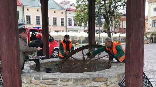 Rzeszów. Wiosenne porządki na Rynku, czyli oczyszczanie studni