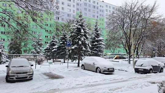 Rzeszów zasypany śniegiem. Trudne warunki na drogach [ZDJĘCIA]