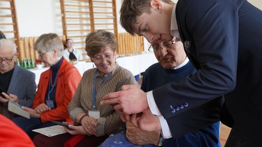 Rzeszowscy licealiści tworzą chatbota dla seniorów. Projekt wspiera Asseco Poland i Urząd Miasta Rzeszowa Rzeszowscy licealiści tworzą chatbota dla seniorów. Projekt wspiera Asseco Poland i Urząd Miasta Rzeszowa