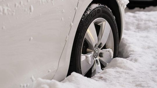 Sanok. Wjechał w zaspę, świadkowie zabrali mu kluczyki