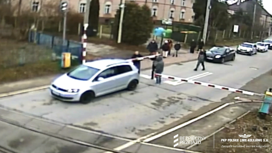 Sanok. Wjechała na zamknięty przejazd kolejowy, wyłamując rogatki [WIDEO]