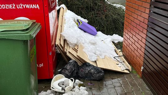 Sedesy, wersalki, opony czy meble lądują pod wiatami śmietnikowymi. Urząd Miasta Rzeszowa apeluje o wywożenie ich na PSZOK [ZDJĘCIA]