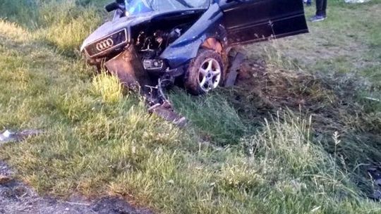 Sędziszów Młp: Audi w rowie, trzy osoby w szpitalu