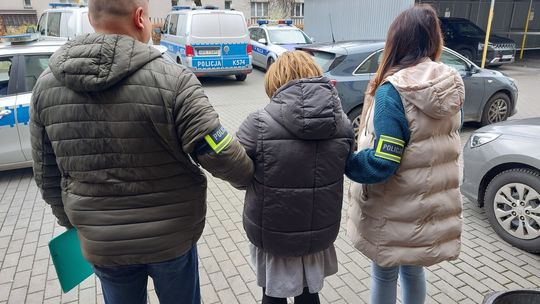 Seniorka miała oddać oszczędności i biżuterię. Policja zatrzymała oszustów w ostatniej chwili