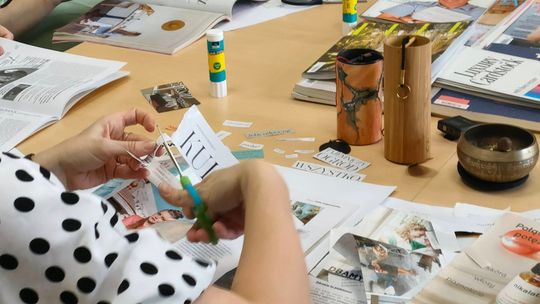 Seniorzy w Rzeszowie opowiadają historie obrazem. Trwają prace nad filmem