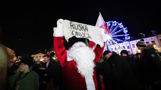 Słodycze dla dzieci, gorzkie słowa dla zwolenników Brauna. Mikołaj z PSL na rzeszowskim Rynku