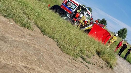 Śmierć na łuku drogi. Hyundai z impetem uderzył w betonowy przepust, nie żyje 78-letnia pasażerka