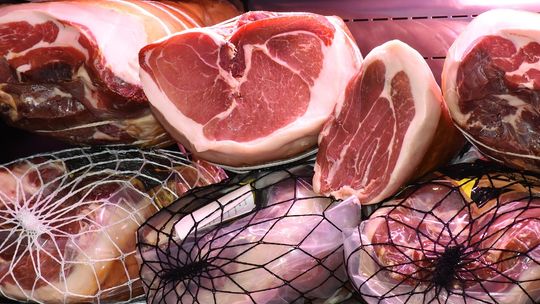 Śmiertelne zatrucie mięsem z targowiska w Nowej Dębie. Zatrzymano dwie osoby