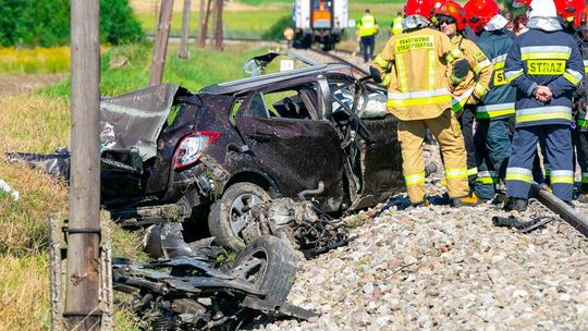 Śmiertelny wypadek w Bajdach. Auto wjechało pod pociąg